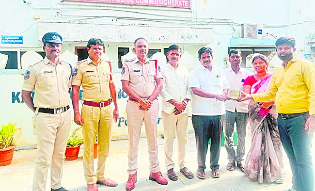 పోగొట్టుకున్న నగదు బ్యాగు అప్పగింత 