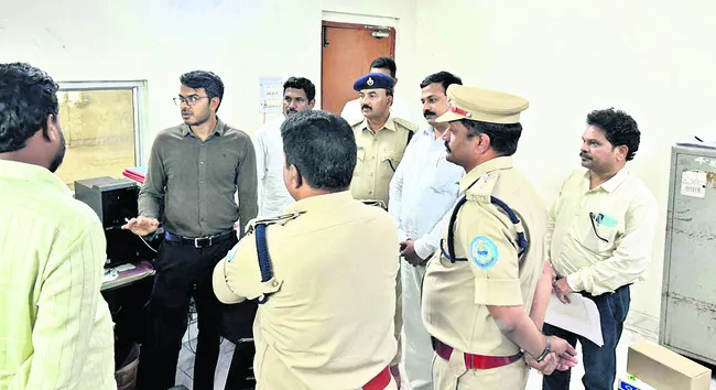 ఆర్టీఓ కార్యాలయంలో అదనపు కలెక్టర్ తనిఖీ