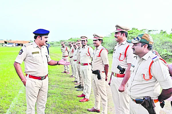 దుర్గమ్మ సేవలో మంత్రి కొల్లు రవీంద్ర దంపతులు