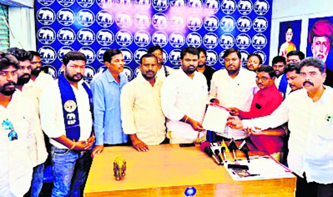 ఎస్పీపై అట్రాసిటీ కేసు నమోదు చేయాలి