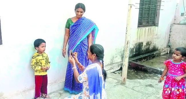ఫొటో తీసి.. పౌష్టికాహారం ఇచ్చి