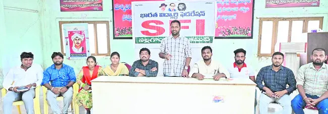 హాస్టళ్లలో సమస్యలు పరిష్కరించాలి 