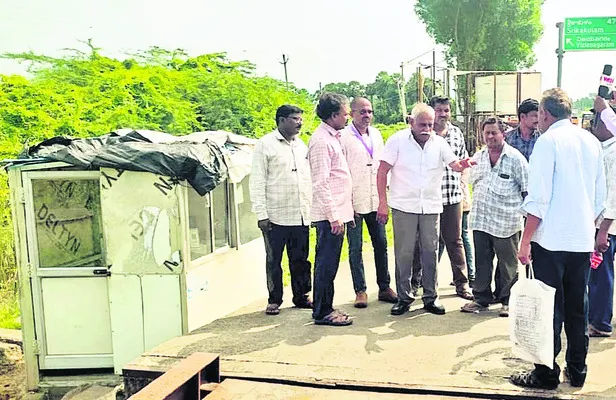 టోల్గేట్ వేయింగ్ మిషన్ వద్ద అక్రమ వసూళ్లు