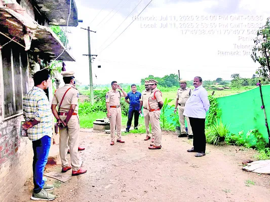 మహిళను బెదిరించి నగలు, నగదు చోరీ