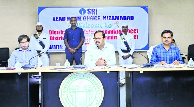 పంట రుణాల పంపిణీకి ప్రాధాన్యమివ్వాలి 