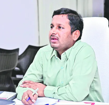 ప్రాజెక్టుల భూసేకరణ వేగవంతం చేయండి