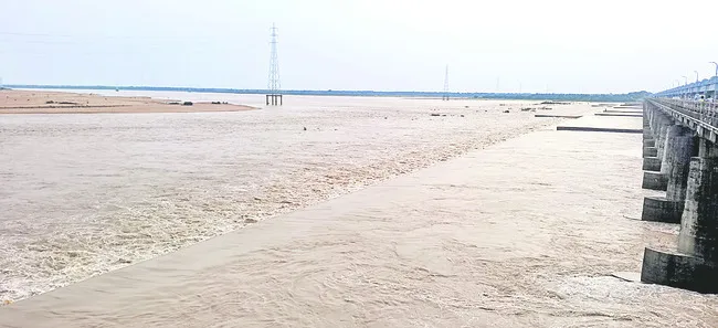 పెరుగుతున్న గోదావరి వరద 