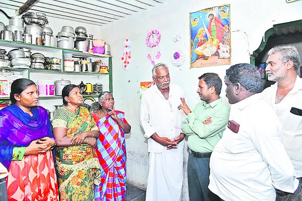 పేద కుటుంబాన్ని  దత్తత తీసుకున్న ఇన్‌చార్జి కలెక్టర్‌ 