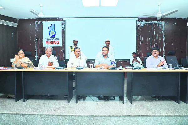 హాస్టల్ వార్డెన్లు స్థానికంగా ఉండాలి
