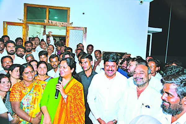 పార్టీలో అందరూ సమానమే 