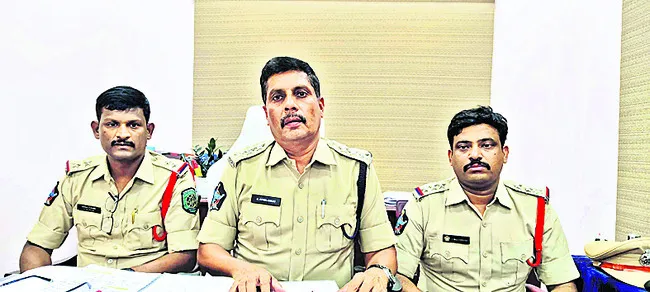 తప్పుడు పత్రాలతో భూకబ్జా