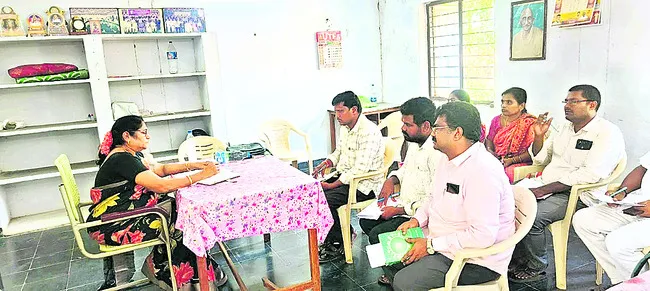 వసతిగృహ సంక్షేమాధికారులతో సమావేశం 
