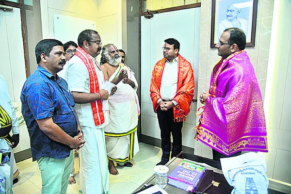 కలెక్టర్‌, జీవీఎంసీ కమిషనర్‌లకు సత్కారం 