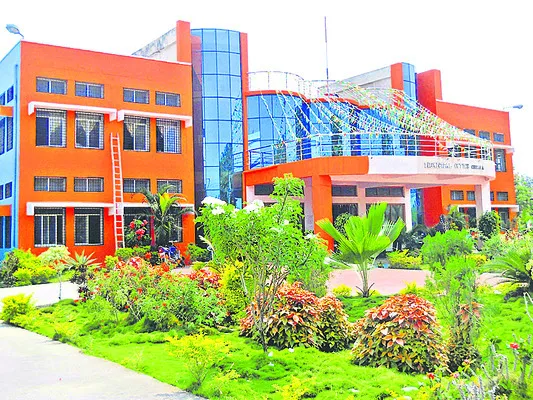 ఫిరాయింపుదారులకే పగ్గాలు