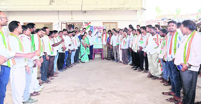 సీఎం చిత్రపటానికి క్షీరాభిషేకం