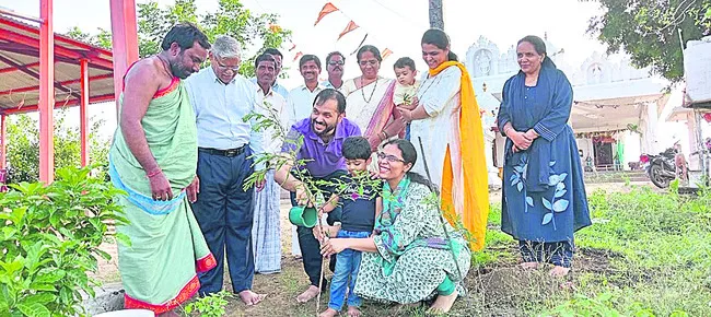 ప్రతిఒక్కరూ మొక్కలు నాటాలి