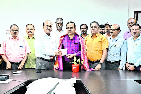 బదిలీపై వెళ్తున్న మేనేజర్కు సన్మానం