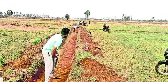 సాగునీటి కాలువల్లో అవినీతి పూడిక