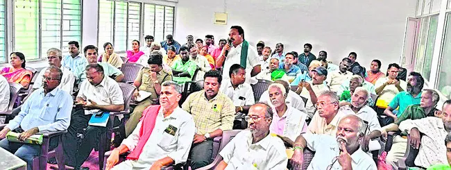 రుణాల పంపిణీలో అవకతవకలు 