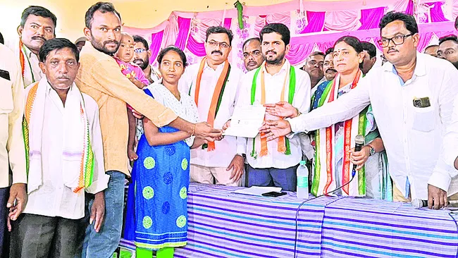ఎమ్మెల్యే కౌశిక్రెడ్డి అవకాశవాది