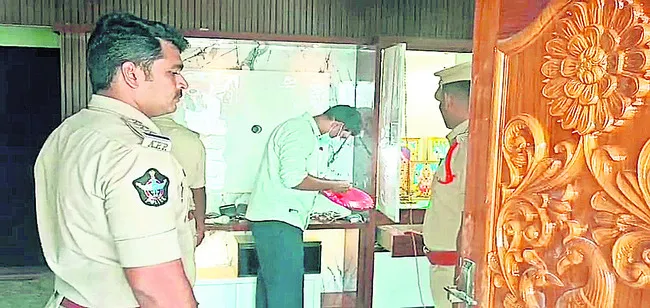 కుమార్తె పెళ్లికి తెచ్చిన బంగారు ఆభరణాలు చోరీ