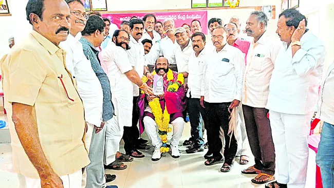 డ్రైవర్లను అటెండర్లుగా మార్చడం అన్యాయం