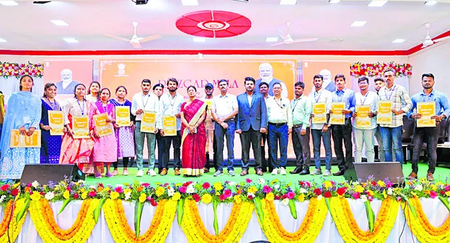 ఉద్యోగ నియామక పత్రాల అందజేత
