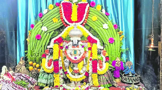 అన్నవరప్పాడులో భక్తుల రద్దీ
