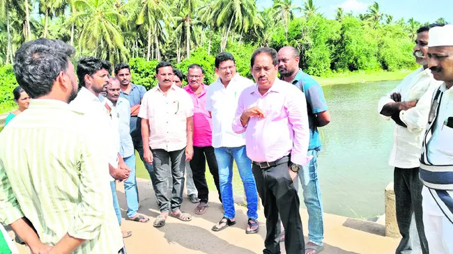 జెడ్పీ చైర్పర్సన్ కారుపై దాడి అమానుషం
