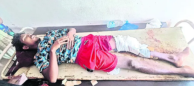ఆర్టీసీ బస్సు ఢీకొని ముగ్గురికి గాయాలు