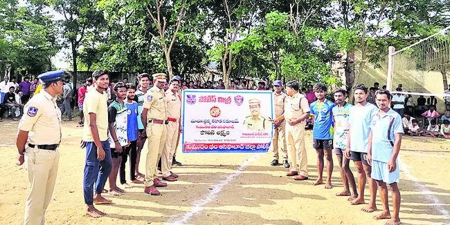 మాదక ద్రవ్యాలకు దూరంగా ఉండాలి