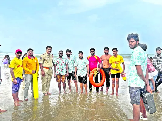 ముగ్గురు యువకులను కాపాడిన లైఫ్‌గార్డ్స్‌
