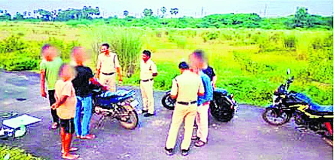 డ్రోన్ల సహాయంతో పోలీసుల దాడులు