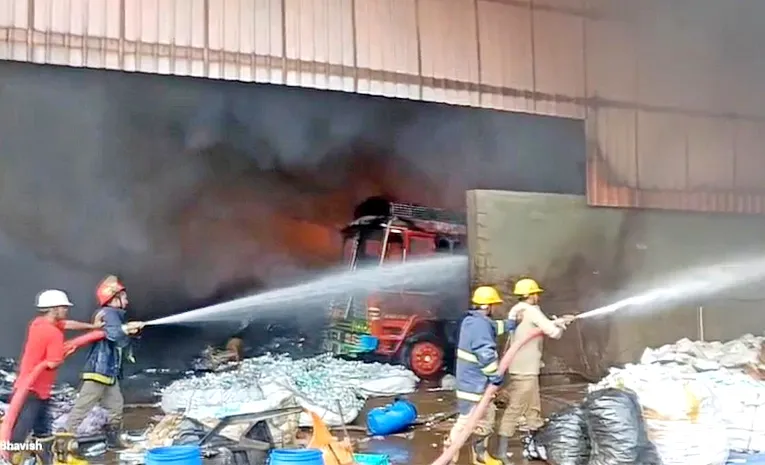 పాశమైలారం: మరో పరిశ్రమలో అగ్ని ప్రమాదం.. ఎగిసిపడుతున్న మంటలు