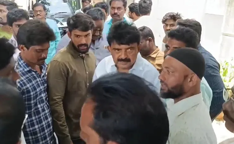 మాజీ మంత్రి పేర్ని నాని ఇంటి వద్ద ఉద్రిక్తత 