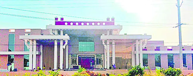 పైసలిస్తే పనులు ఖాయం!