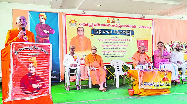 యువతను సేవ వైపు మళ్లించాలి