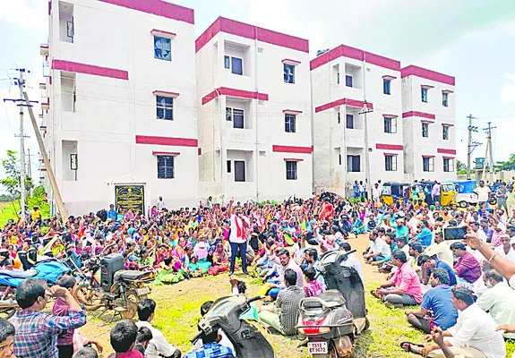డబుల్ బెడ్రూంల తాళాలు ఇవ్వండి