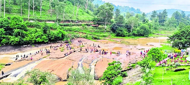 పర్యాటకుల జోష్‌