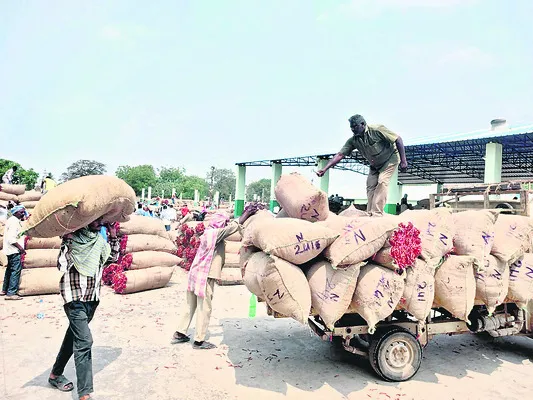 మార్కెట్ కార్మికుల చార్జీలు పెంపు