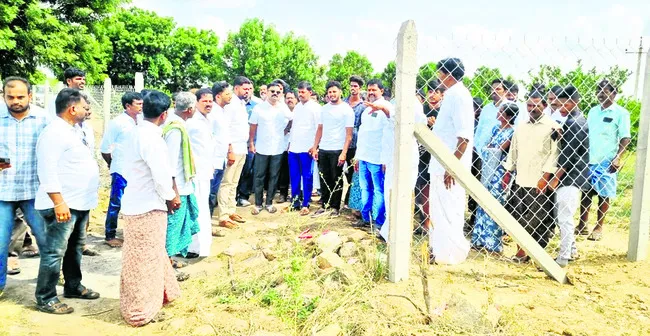 అధికార పార్టీకి తొత్తులుగా మారిన అధికారుల 