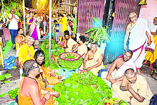 మల్లేశ్వరస్వామి దేవస్థానానికి తులాభారం బహూకరణ