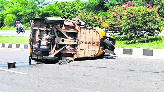 కారు ఢీకొని ఆటో బోల్తా