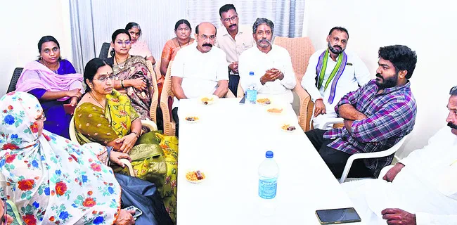 మంత్రి, ఎమ్మెల్యేలకు ప్రజా సమస్యలు పట్టవా?