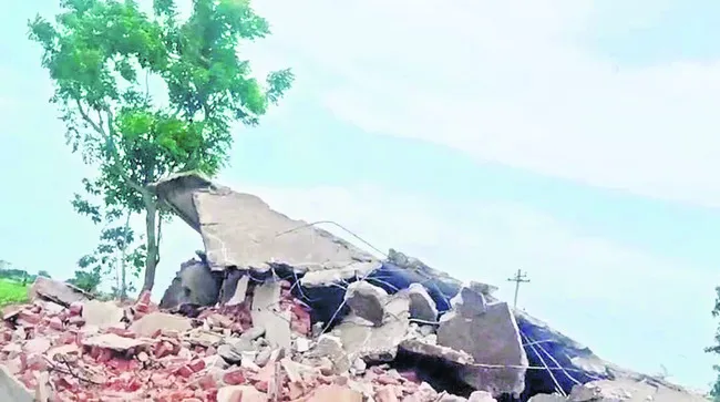మూతబడ్డ ‘ఎత్తిపోతల’ భవనం కూల్చివేత