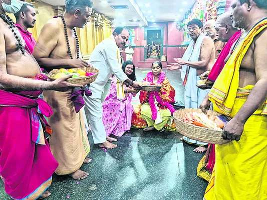 రాజరాజేశ్వరి అమ్మవారిని దర్శించుకున్న జయలక్ష్మి 