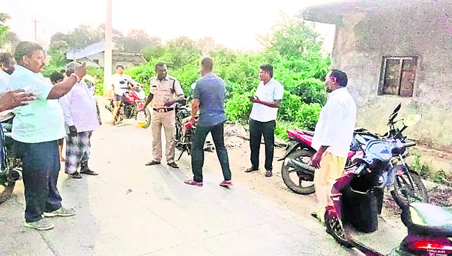 యూరియా అక్రమ నిల్వలపై రైతుల ఆందోళన