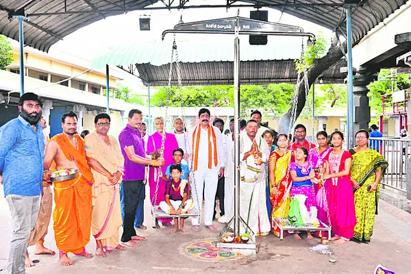 ఆలయ పునర్నిర్మాణానికి రూ.3 లక్షల విరాళం 