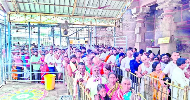 శ్రీగిరి కిటకిట