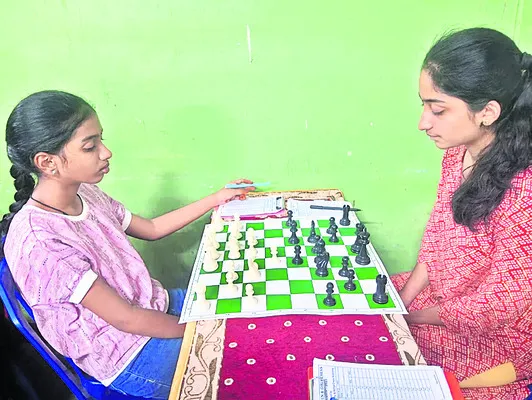 చెస్ పోటీల విజేతలు భవన్, శ్రావ్యశ్రీ